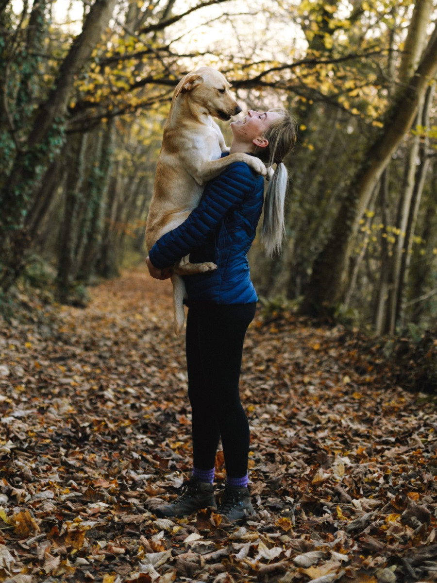Photo d'une femme portant un chien de Humphrey Muleba